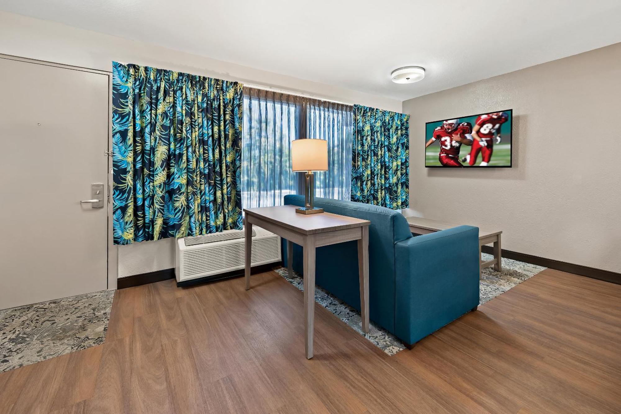Red Roof Inn Plus+ & Suites Naples Downtown-5Th Ave S Dış mekan fotoğraf